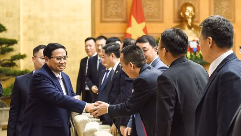 Thủ tướng Phạm Minh Chính bắt tay lãnh đạo các tập đoàn, doanh nghiệp lớn của Trung Quốc tham dự Tọa đàm (Ảnh: TRẦN HẢI).