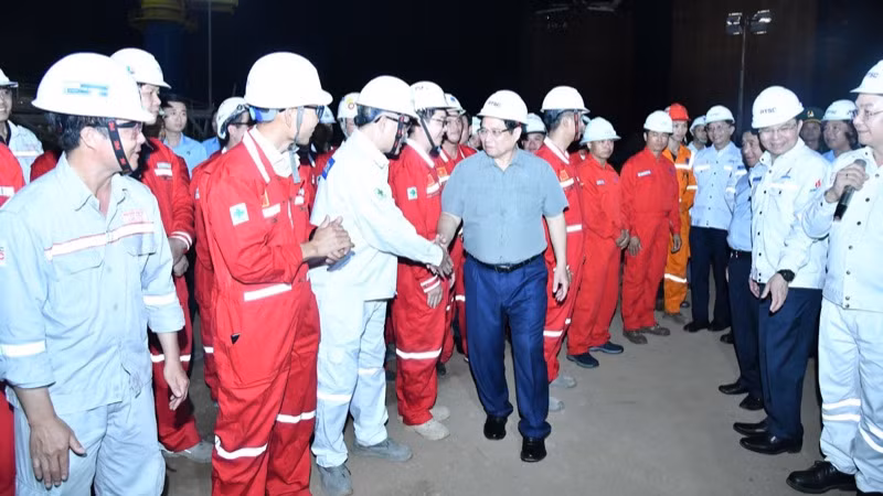 Thủ tướng Phạm Minh Chính đến thăm, động viên kỹ sư, công nhân ngành Dầu khí tại Trung tâm công nghiệp năng lượng và hậu cần kỹ thuật PTSC ở Bà Rịa - Vũng Tàu. (Ảnh: Thanh Giang)