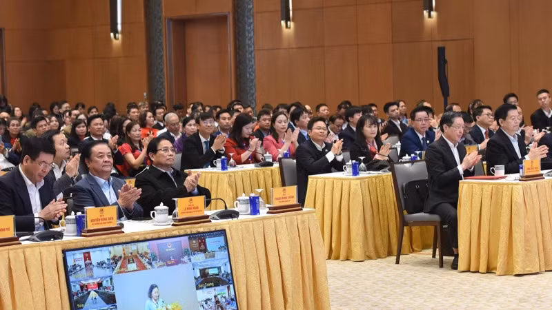 Thủ tướng Phạm Minh Chính, các đồng chí lãnh đạo và đại biểu tham dự Hội nghị đối thoại. (Ảnh: TRẦN HẢI)