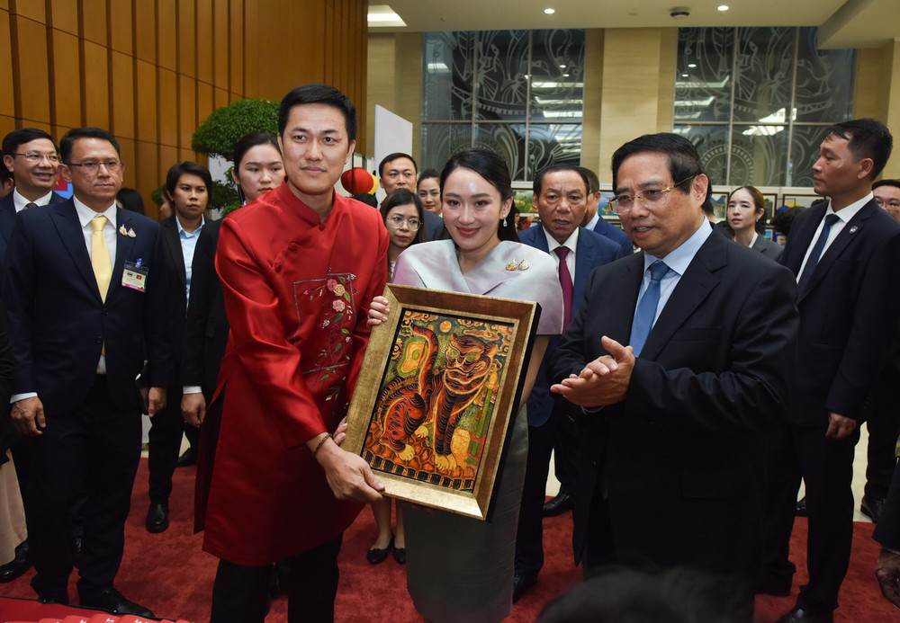 Thủ tướng Thái Lan Paetongtarn Shinawatra trải nghiệm làm tranh dân gian Đông Hồ truyền thống của Việt Nam. (Ảnh: TRẦN HẢI) Thủ tướng Thái Lan Paetongtarn Shinawatra trải nghiệm làm tranh dân gian Đông Hồ truyền thống của Việt Nam. (Ảnh: TRẦN HẢI)