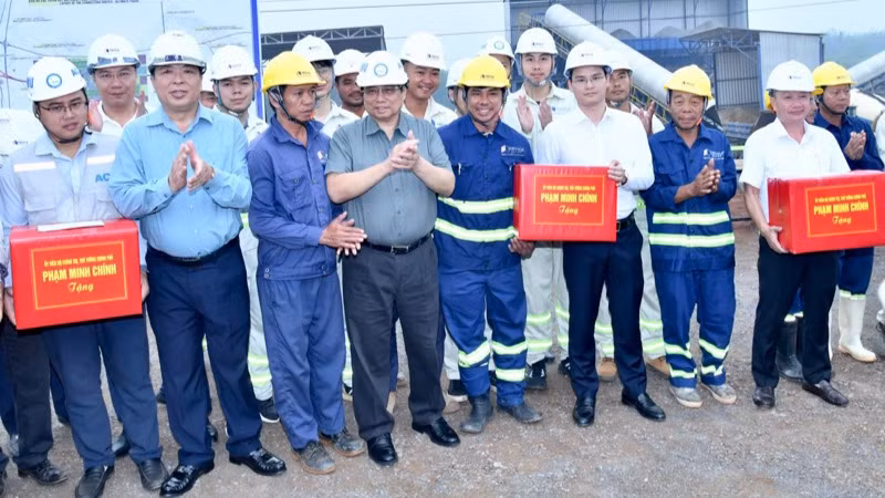 Thủ tướng Phạm Minh Chính tặng quà động viên các đơn vị đang thi công Dự án cao tốc Biên Hòa-Vũng Tàu. (Ảnh: THANH GIANG)