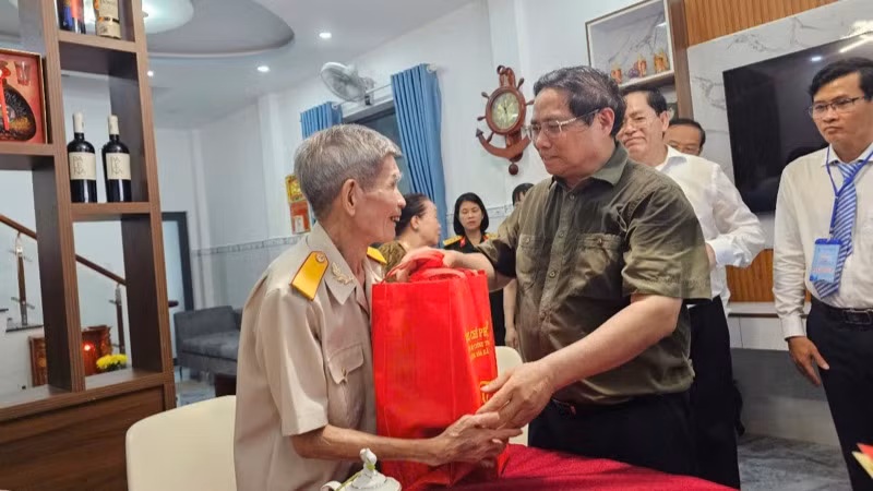 Thủ tướng Phạm Minh Chính tặng quà động viên thương binh, cựu tù Côn Đảo Nguyễn Xuân Viên. (Ảnh: VŨ TÂN)