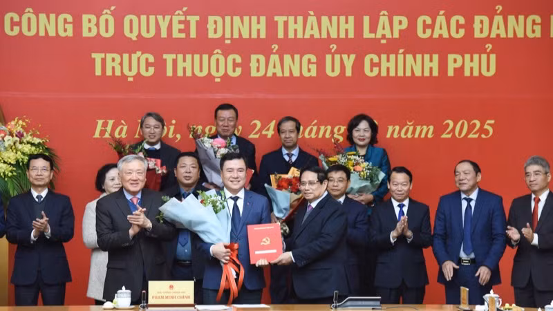 Bí thư Đảng ủy Chính phủ, Thủ tướng Chính phủ Phạm Minh Chính trao Quyết định thành lập các Đảng bộ trực thuộc Đảng ủy Chính phủ. (Ảnh: TRẦN HẢI)