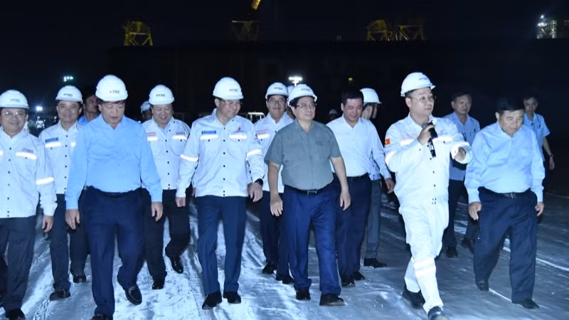 Thủ tướng Phạm Minh Chính đi thị sát khu vực dự kiến mở rộng Trung tâm Công nghiệp năng lượng và hậu cần kỹ thuật PTSC. (Ảnh: Thanh Giang)