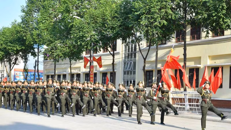 Các đơn vị Công an nhân dân diễu hành qua Lễ đài. (Ảnh: THANH GIANG)