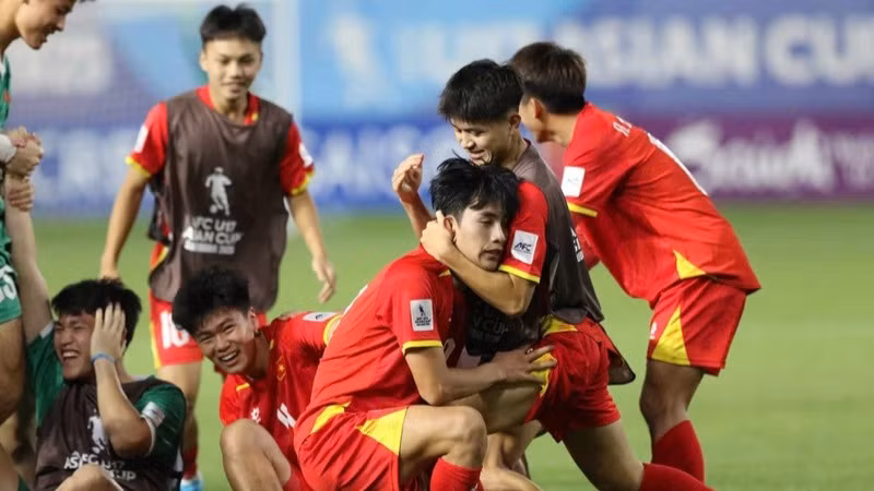 Đội tuyển bóng đá U17 Việt Nam vui mừng gỡ hoà trước đội U17 Nhật Bản. (Ảnh: VFF)