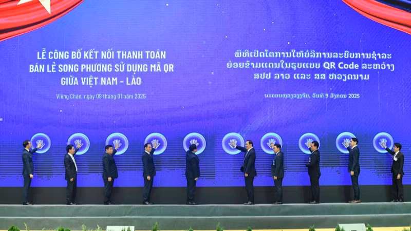 Thủ tướng Phạm Minh Chính và Thủ tướng Lào Sonexay Siphandone và các đồng chí lãnh đạo các bộ, ngành hai nước thực hiện nghi thức Công bố tại buổi lễ. (Ảnh: THANH GIANG)