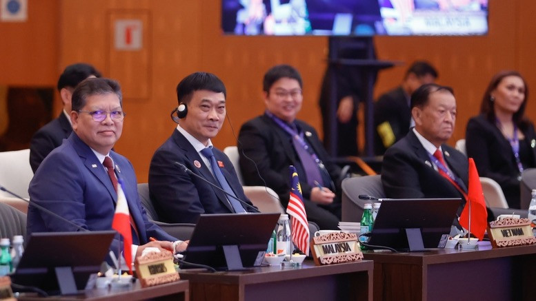 Phó Chủ tịch Quốc hội Vũ Hồng Thanh đại diện cho Quốc hội Việt Nam tham dự Phiên đối thoại. Phó Chủ tịch Quốc hội Vũ Hồng Thanh đại diện cho Quốc hội Việt Nam tham dự Phiên đối thoại.