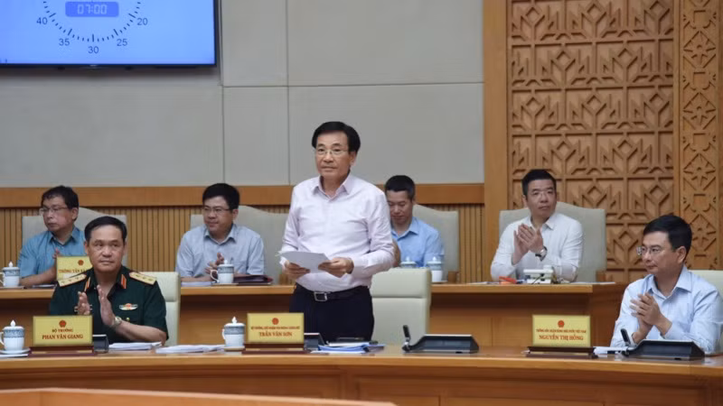Bộ trưởng, Chủ nhiệm Văn phòng Chính phủ Trần Văn Sơn phát biểu ý kiến tại phiên họp. (Ảnh: TRẦN HẢI)
