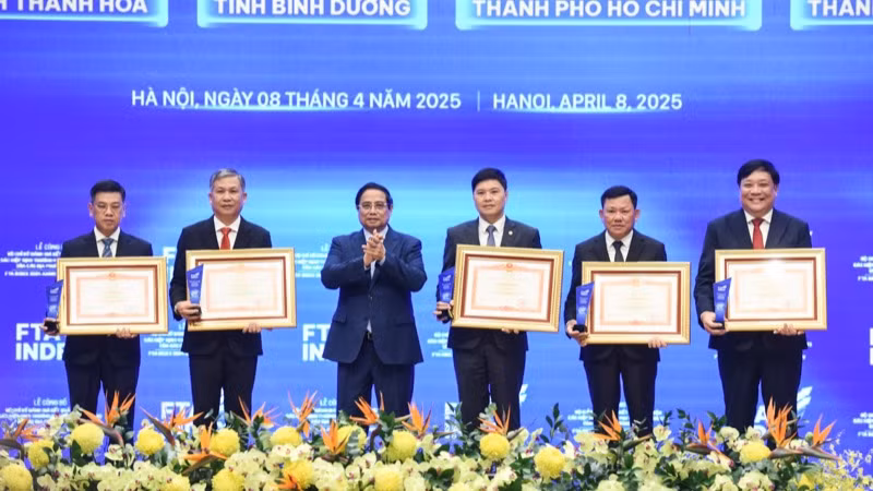 Thủ tướng Phạm Minh Chính trao Bằng khen tặng 5 tỉnh, thành phố có thành tích xuất sắc trong việc đánh giá kết quả thực hiện FTA Index 2024 (Ảnh: TRẦN HẢI).