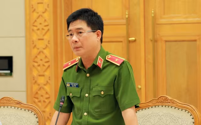 Thiếu tướng Nguyễn Tuấn Anh, Cục trưởng Cục Cảnh sát phòng cháy, chữa cháy và Cứu nạn, cứu hộ phát biểu tại cuộc họp. (Ảnh: Minh Khôi - VGP)