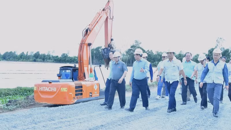 Thủ tướng Phạm Minh Chính đi thị sát công trường xây dựng tuyến cao tốc Cần Thơ-Cà Mau tại khu vực Nút giao IC4 trên địa bàn huyện Phụng Hiệp, tỉnh Hậu Giang. (Ảnh: Thanh Giang)