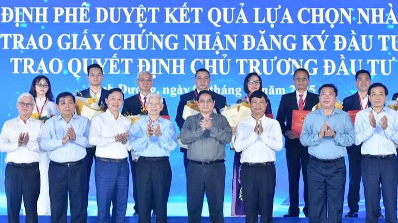 Thủ tướng Phạm Minh Chính chúc mừng các nhà đầu tư được trao giấy chứng nhận và chủ trương chấp thuận đầu tư. (Ảnh: THANH GIANG)
