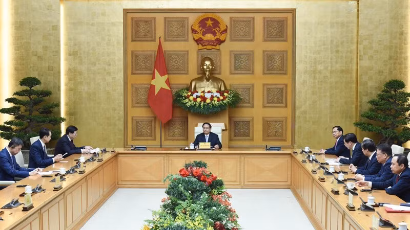 Thủ tướng Chính phủ Phạm Minh Chính tiếp Bí thư Đảng ủy Đại học Thanh Hoa (Trung Quốc) Khưu Dũng. (Ảnh: TRẦN HẢI)