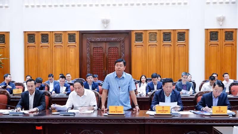 Lãnh đạo tỉnh Kiên Giang báo cáo Thủ tướng Chính phủ tại cuộc họp. (Ảnh: TRẦN HẢI)