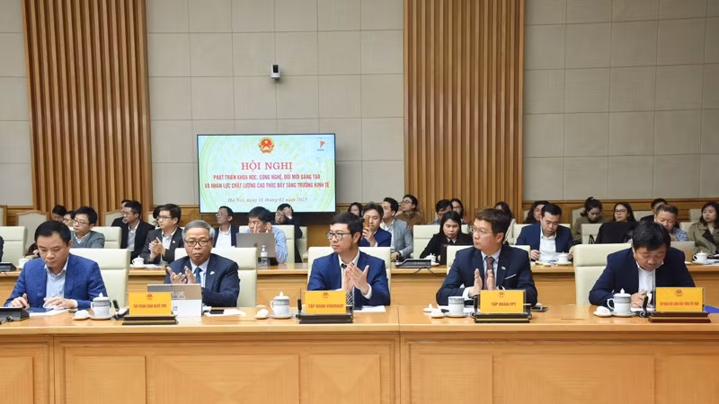 Lãnh đạo các tập đoàn, cơ quan, đơn vị tham dự Hội nghị. (Ảnh: TRẦN HẢI)