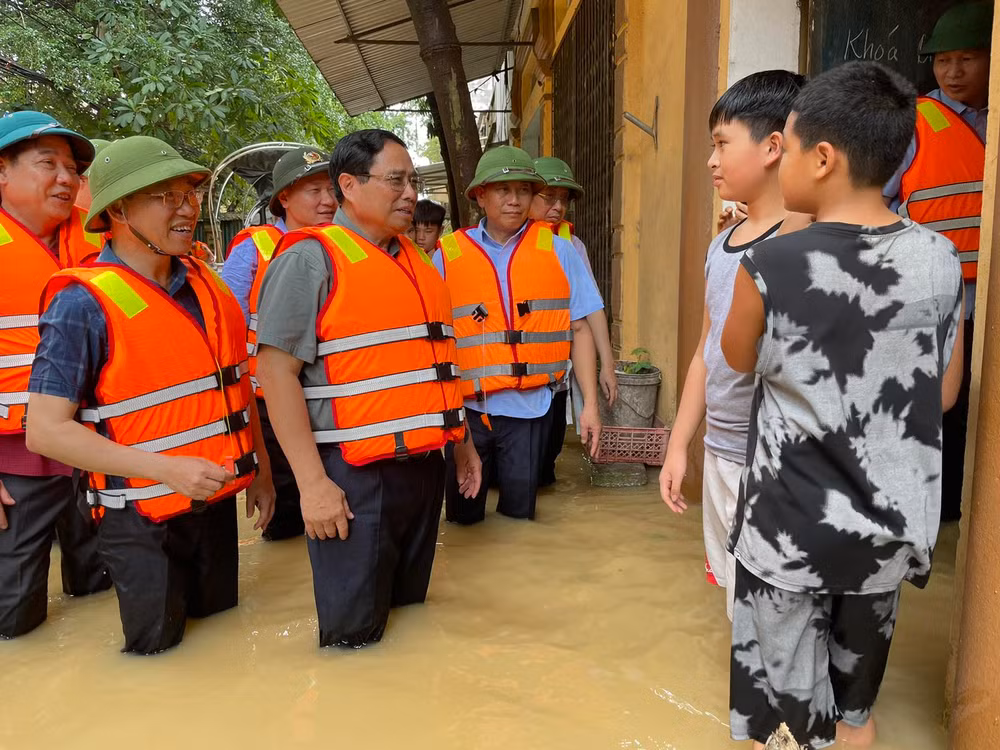 Thủ tướng Phạm Minh Chính đến thị sát, thăm hỏi bà con nhân dân xã Vân Hà, huyện Việt Yên đang bị ngập lụt do nước sông Cầu tràn vào. 