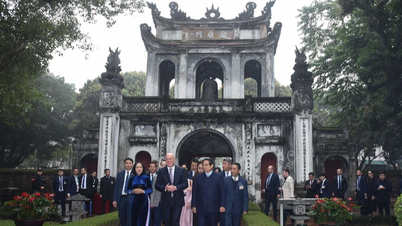 Thủ tướng Phạm Minh Chính và Thủ tướng New Zealand Christopher Luxon thăm Văn Miếu-Quốc Tử Giám. (Ảnh: TRẦN HẢI)