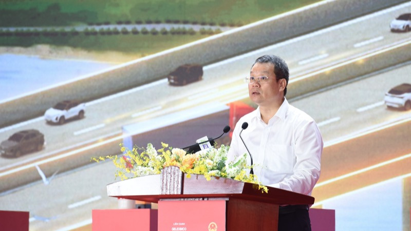 Chủ tịch Ủy ban nhân dân tỉnh Thái Bình Nguyễn Mạnh Hùng phát biểu ý kiến tại buổi lễ. (Ảnh: TRẦN HẢI) Chủ tịch Ủy ban nhân dân tỉnh Thái Bình Nguyễn Mạnh Hùng phát biểu ý kiến tại buổi lễ. (Ảnh: TRẦN HẢI)