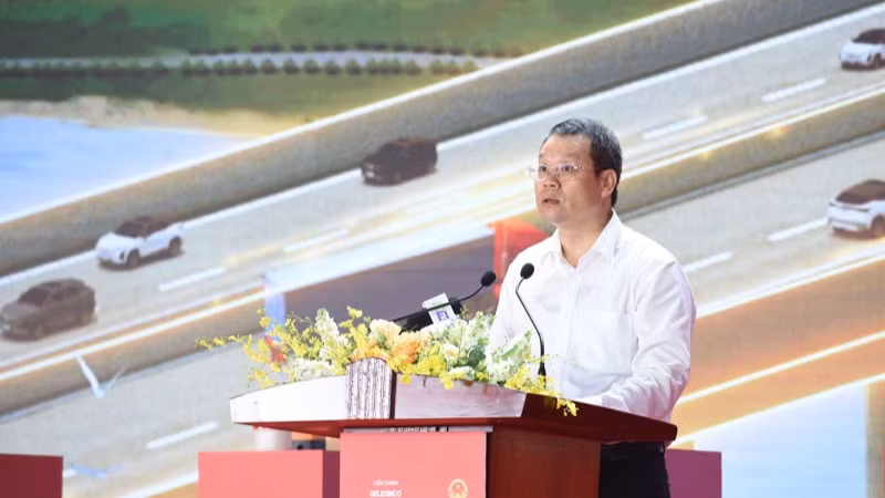 Chủ tịch Ủy ban nhân dân tỉnh Thái Bình Nguyễn Mạnh Hùng phát biểu ý kiến tại buổi lễ. (Ảnh: TRẦN HẢI)