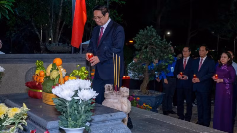 Trước giờ lễ kỷ niệm, Thủ tướng Phạm Minh Chính và các đồng chí lãnh đạo thắp nến tri ân tại phần mộ Tổng Bí thư Lê Hồng Phong. (Ảnh: VŨ TÂN)