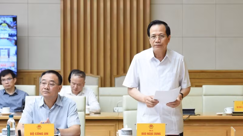 Bộ trưởng Dân tộc và Tôn giáo Đào Ngọc Dung báo cáo tại phiên họp. (Ảnh TRẦN HẢI).