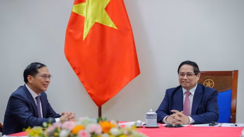 Thủ tướng Chính phủ Phạm Minh Chính và Phó Thủ tướng, Bộ trưởng Ngoại giao Bùi Thanh Sơn tại điện đàm (Ảnh: TRẦN HẢI).