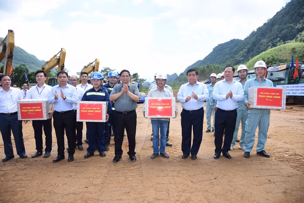 Thủ tướng Phạm Minh Chính tặng quà động viên các đơn vị tham gia thi công dự án cao tốc Hòa Bình-Mộc Châu. (Ảnh: Trần Hải)