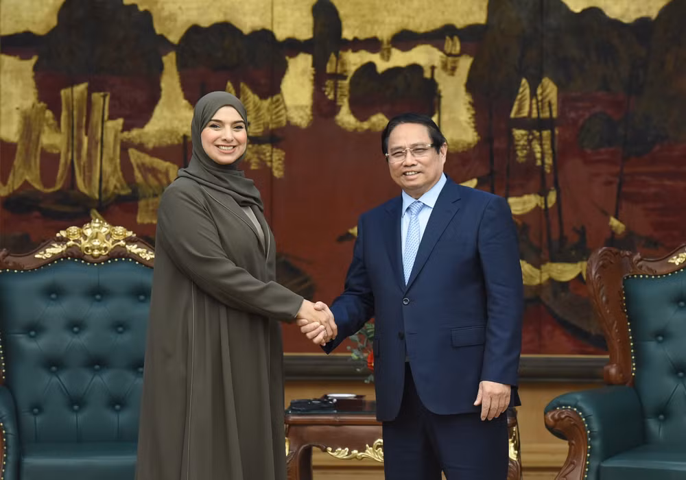 Thủ tướng Phạm Minh Chính và Bộ trưởng Biến đổi khí hậu và Môi trường UAE Amna bint Abdullah Al Dahak (Ảnh: TRẦN HẢI).