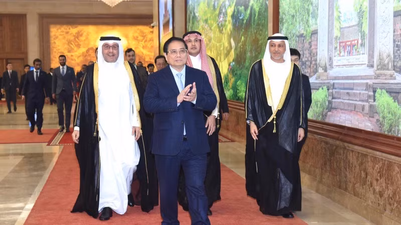 Thủ tướng Phạm Minh Chính giới thiệu cho các Đại sứ nét văn hoá Việt Nam (Ảnh: TRẦN HẢI)