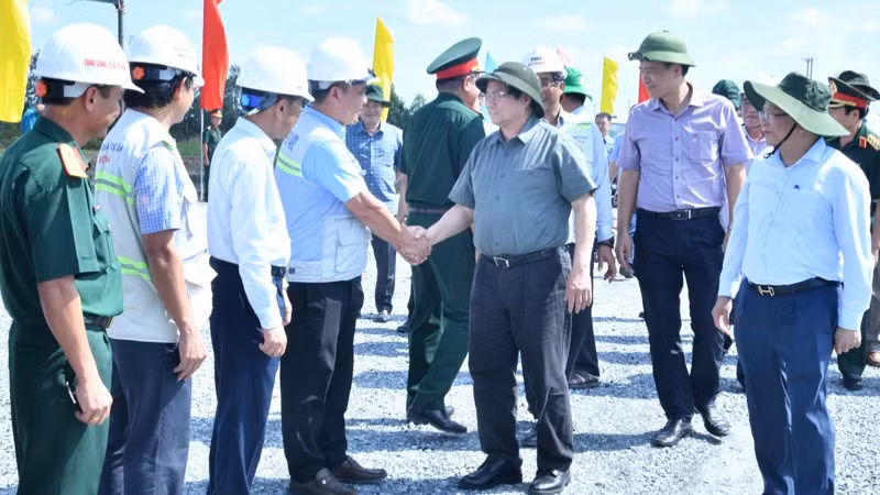 Thủ tướng Phạm Minh Chính tới thăm, động viên các đơn vị thi công trên công trường. (Ảnh: THANH GIANG)