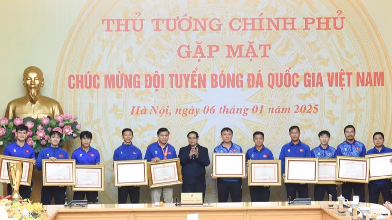 Thủ tướng Phạm Minh Chính trao Bằng khen của Thủ tướng Chính phủ tặng các thành viên Đội tuyển bóng đá nam Quốc gia Việt Nam. (Ảnh: TRẦN HẢI)