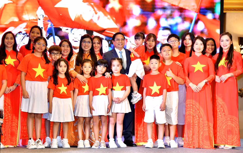 Thủ tướng Phạm Minh Chính và Phu nhân với các cháu sinh viên, học sinh tham gia biểu diễn văn nghệ (Ảnh: Thanh Giang). 