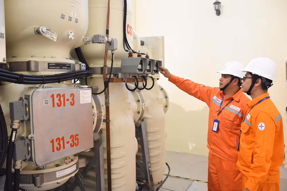 Kỹ sư Tổng Công ty Điện lực TP Hà Nội (EVNHANOI) luôn kiểm tra, giám sát chặt chẽ thiết bị trạm biến áp, bảo đảm cấp điện an toàn, ổn định và liên tục phục vụ phát triển kinh tế-xã hội và đời sống người dân Thủ đô Hà Nội. (Ảnh: TIẾN HIỆP)