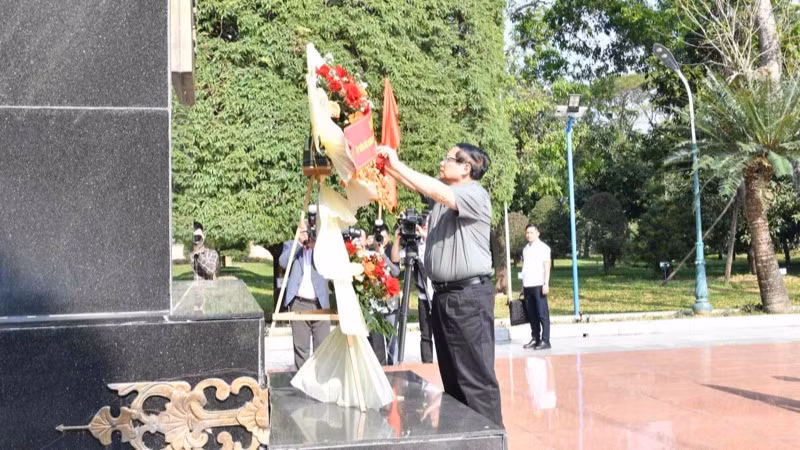 Thủ tướng Phạm Minh Chính dâng hoa tại Tượng đài Hoàng đế Quang Trung trong Khu di tích lịch sử quốc gia đặc biệt Đền thờ Tây Sơn Tam Kiệt. (Ảnh: THANH GIANG) Thủ tướng Phạm Minh Chính dâng hoa tại Tượng đài Hoàng đế Quang Trung trong Khu di tích lịch sử quốc gia đặc biệt Đền thờ Tây Sơn Tam Kiệt. (Ảnh: THANH GIANG)