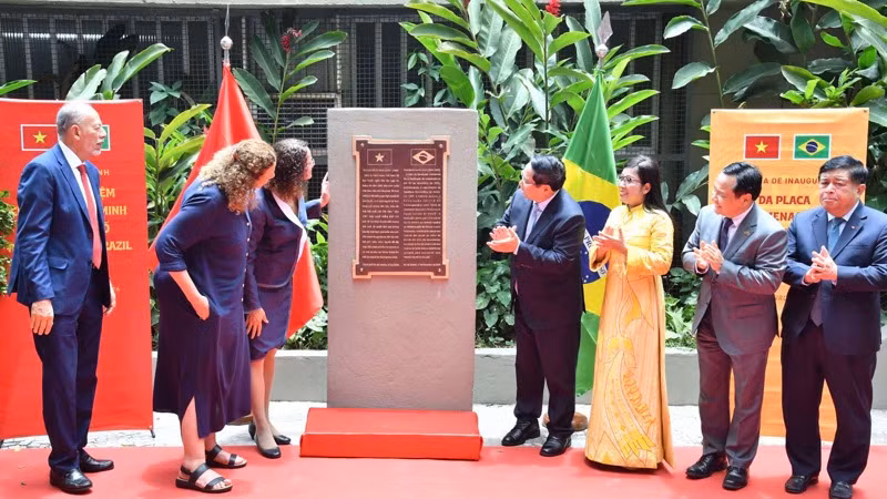 Thủ tướng Phạm Minh Chính và Phu nhân cùng các đại biểu thực hiện nghi thức khánh thành đặt biển kỷ niệm Chủ tịch Hồ Chí Minh tại thành phố Rio de Janeiro (Ảnh THANH GIANG).