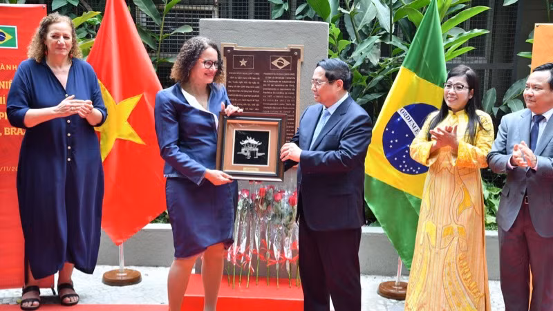 Thủ tướng Phạm Minh Chính tặng quà lưu niệm cho bà Luciana Santos, Chủ tịch Đảng Cộng sản, Bộ trưởng Khoa học công nghệ và Đổi mới sáng tạo Brazil (Ảnh THANH GIANG).