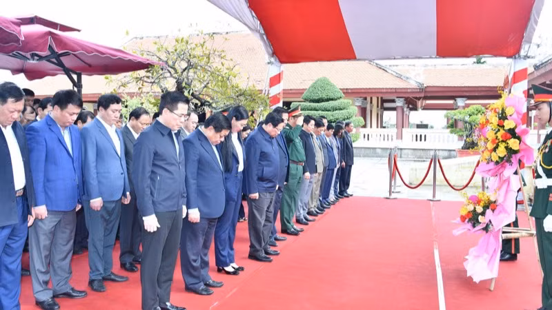 Thủ tướng Phạm Minh Chính và các đồng chí lãnh đạo dành một phút mặc niệm tưởng nhớ cố Thủ tướng Phạm Văn Đồng (Ảnh: THANH GIANG)