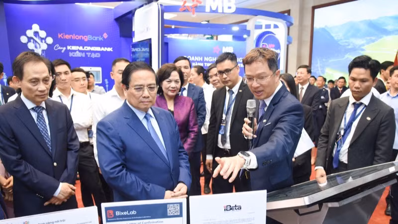 Tập đoàn FPT giới thiệu với Thủ tướng Phạm Minh Chính về những dịch vụ, tiện ích phục vụ khách hàng. (Ảnh: TRẦN HẢI)