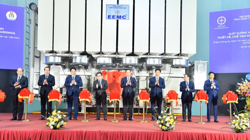 Lãnh đạo Bộ Công thương, EVN thực hiện nghi thức cắt băng khánh thành. (Ảnh: THANH GIANG)