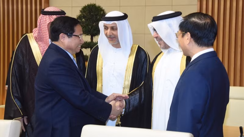 Thủ tướng Phạm Minh Chính với ba Đại sứ Saudi Arabia, UAE và Qatar (Ảnh: TRẦN HẢI).