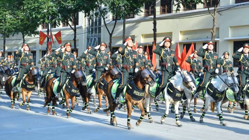 Khối kỵ binh Cảnh sát cơ động diễu hành qua lễ đài. (Ảnh: THANH GIANG)