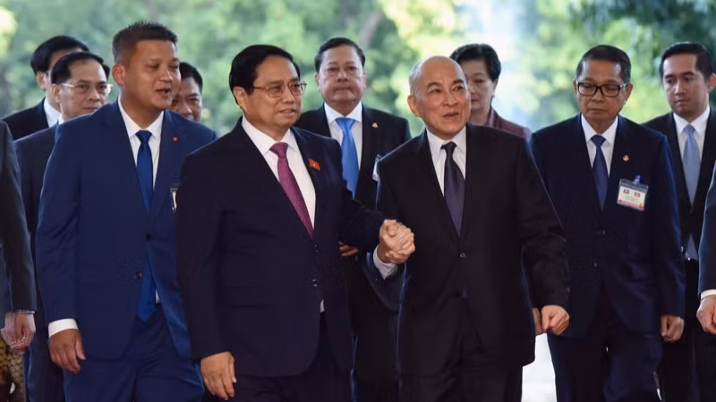 Thủ tướng Chính phủ Phạm Minh Chính và Quốc vương Campuchia Norodom Sihamoni bước vào Trụ sở Chính phủ (Ảnh: Trần Hải).