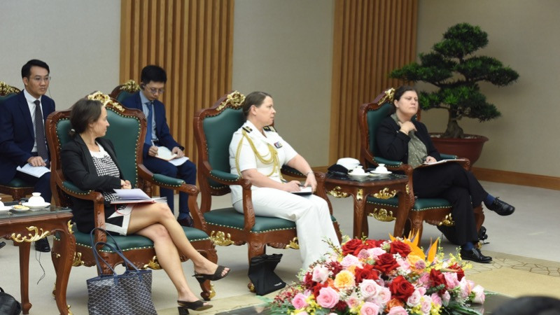 Quan chức, nhân viên Đại sứ quán Pháp tại Việt Nam tham dự buổi tiếp. (Ảnh: TRẦN HẢI) Quan chức, nhân viên Đại sứ quán Pháp tại Việt Nam tham dự buổi tiếp. (Ảnh: TRẦN HẢI)