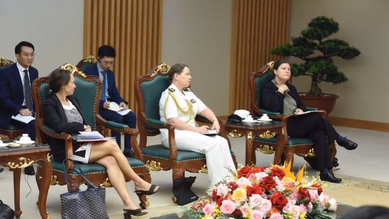 Quan chức, nhân viên Đại sứ quán Pháp tại Việt Nam tham dự buổi tiếp. (Ảnh: TRẦN HẢI)