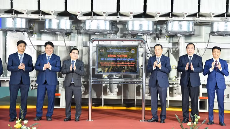 Lãnh đạo Bộ Công thương và Tập đoàn Điện lực Việt Nam thực hiện nghi thức gắn biển công trình. (Ảnh: THANH GIANG)