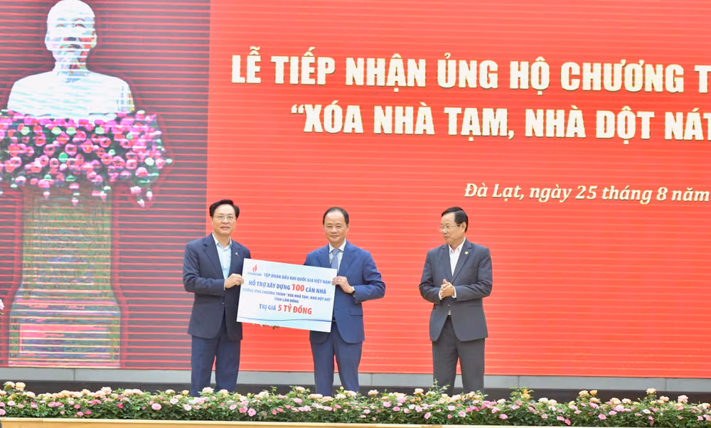 Đại diện lãnh đạo Tập đoàn Dầu khí Quốc gia Việt Nam ủng hộ 5 tỷ đồng cho Chương trình "Xóa nhà tạm, nhà dột nát" tỉnh Lâm Đồng. (Ảnh: Thanh Giang)