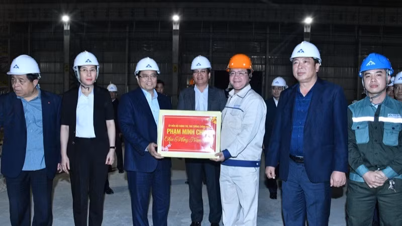 Thủ tướng Phạm Minh Chính tặng quà các kỹ sư, công nhân làm việc tại Khu liên hợp gang thép Hòa Phát Dung Quất. (Ảnh: THANH GIANG)