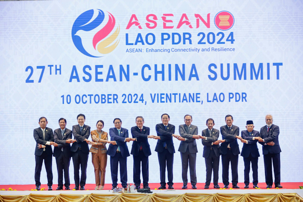 Thủ tướng Phạm Minh Chính và các nhà lãnh đạo tại Hội nghị Cấp cao ASEAN-Trung Quốc lần thứ 27. (Ảnh: Nhật Bắc/VGP)