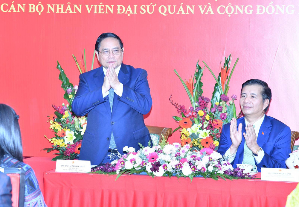 Thủ tướng Phạm Minh Chính nói chuyện với cán bộ, nhân viên Đại sứ quán, bà con cộng đồng người Việt Nam tại Malaysia. (Ảnh: THANH GIANG)